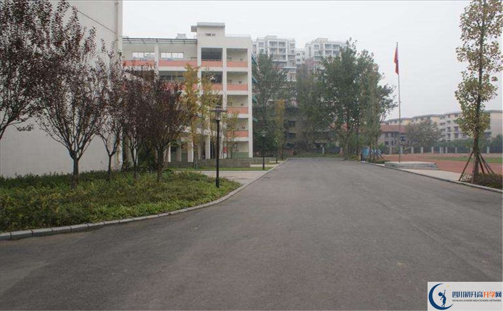 考四川師范大學(xué)附屬中學(xué)的分?jǐn)?shù)線是多少？