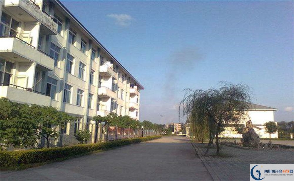 淮口中學(xué)的學(xué)費(fèi)一期是多少？