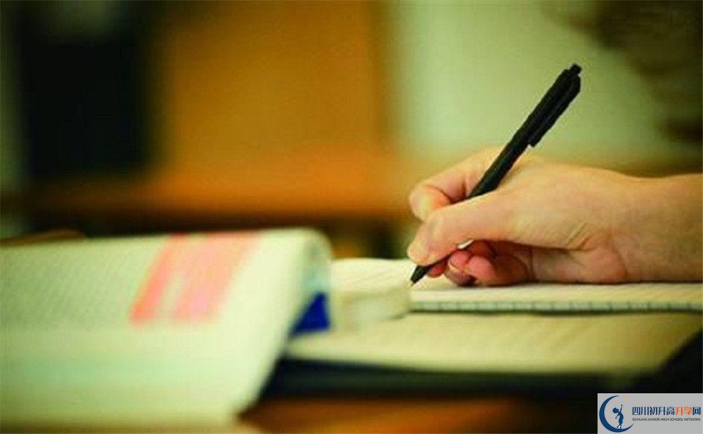 近幾年成都大學附屬中學高中錄取的分數(shù)線是多少？