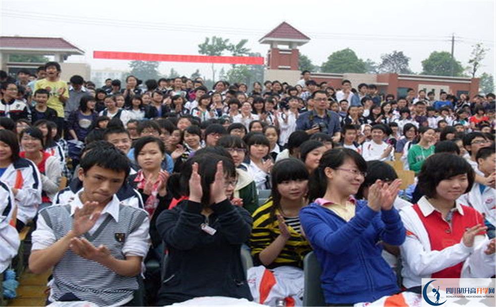 敖平中學(xué)住宿費(fèi)用是多少錢？