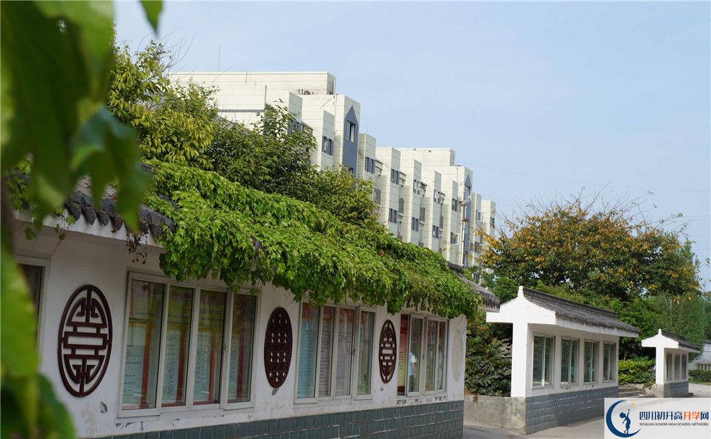 高板中學住宿費用是多少？