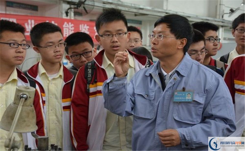 成都七中嘉祥外國語學校高中住宿怎么樣？