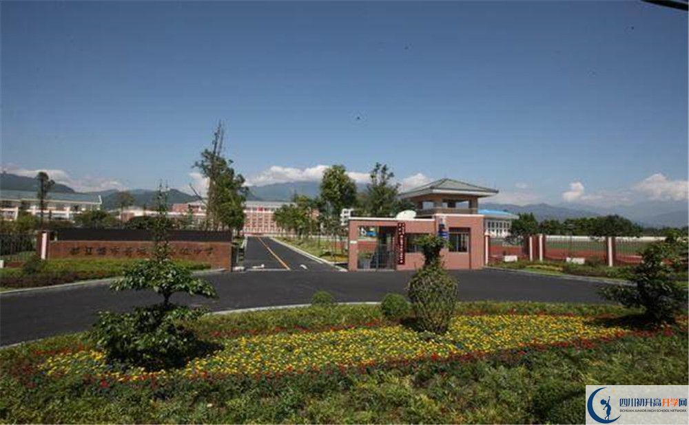 青城山高級中學(xué)的高中住宿怎么樣？