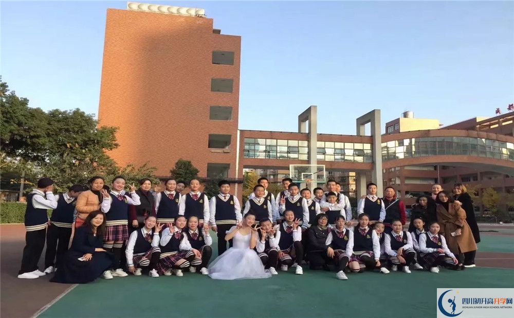 成都十二中（四川大學(xué)附屬中學(xué)）是私立收費(fèi)嗎？