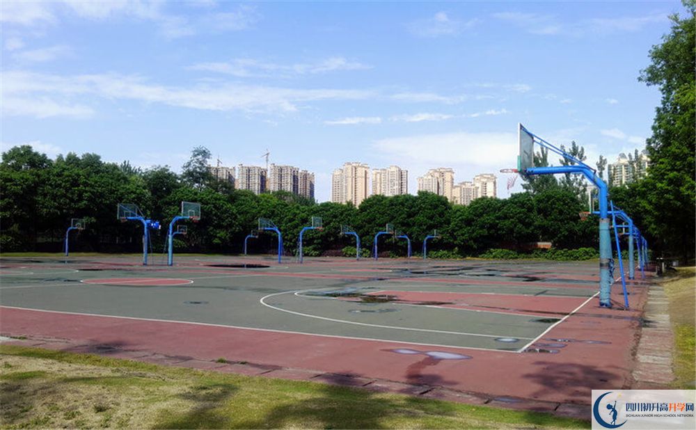 成都實驗外國語學(xué)校（西區(qū)）是重點中學(xué)嗎？