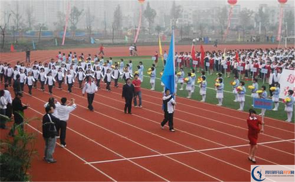 香城中學是私立收費嗎？