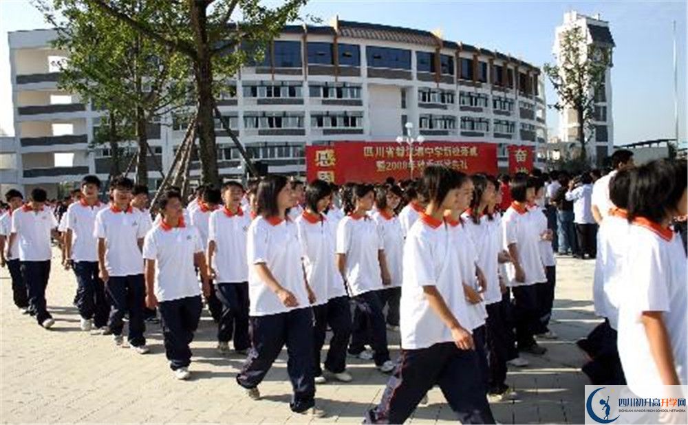 都江堰中學是私立收費嗎？