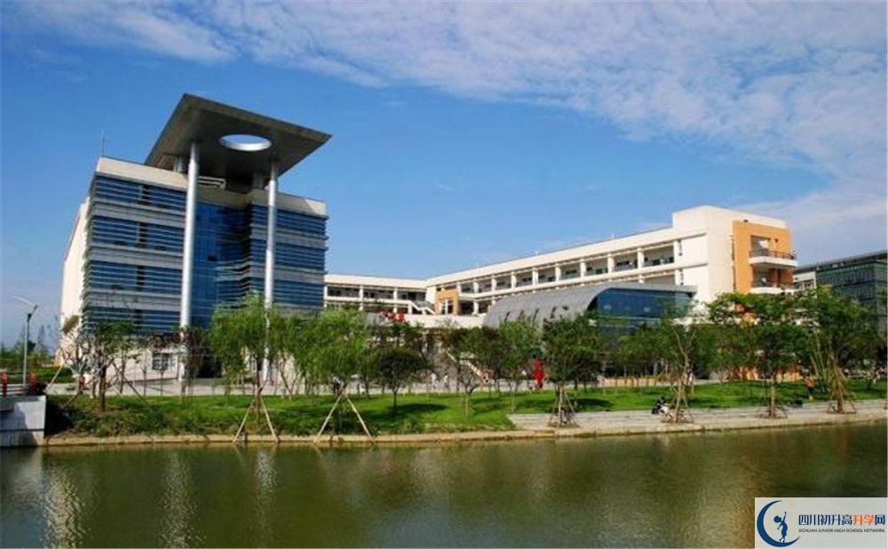西南交通大學(xué)附屬中學(xué)在校學(xué)生總?cè)藬?shù)是多少？