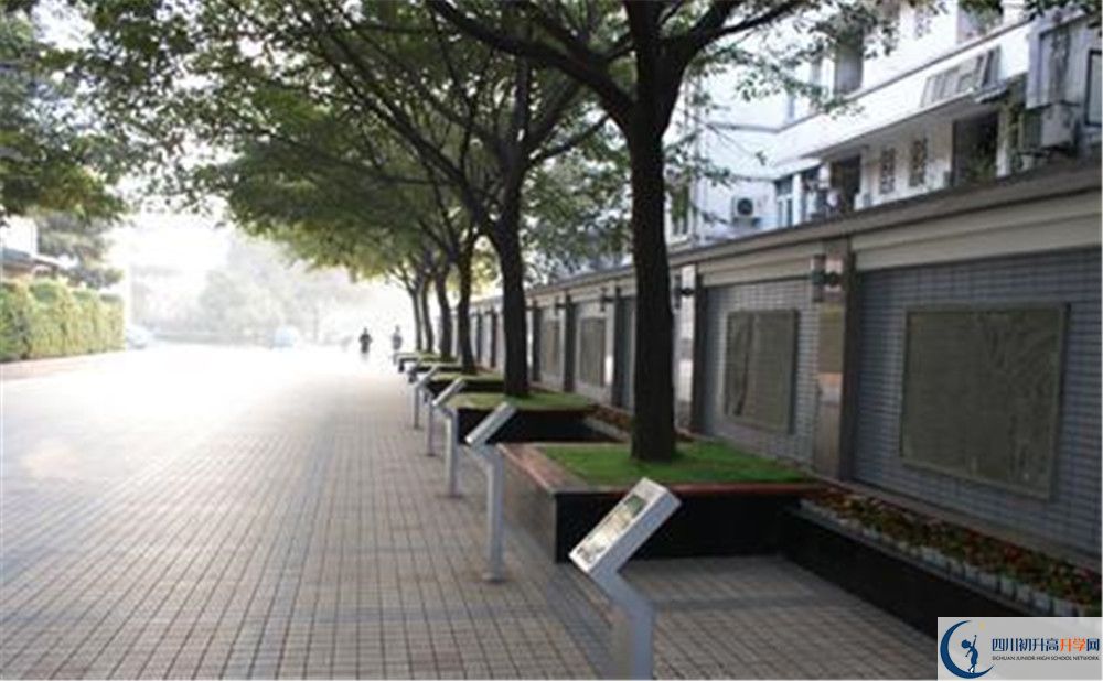 成都市田家炳中學在校學生總?cè)藬?shù)是多少？