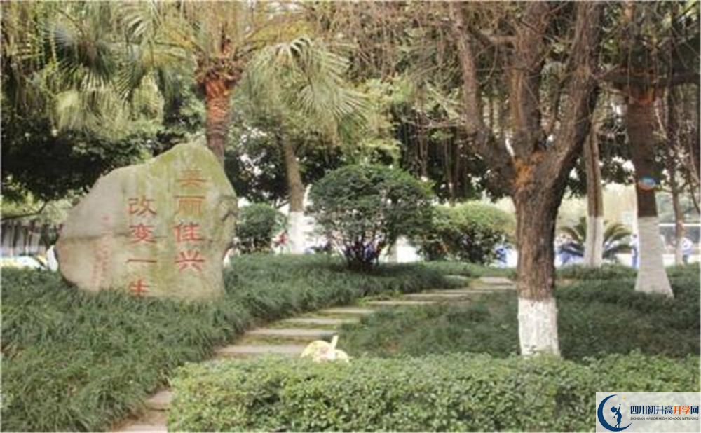 成都石室佳興外國(guó)語學(xué)校在校學(xué)生總?cè)藬?shù)是多少？