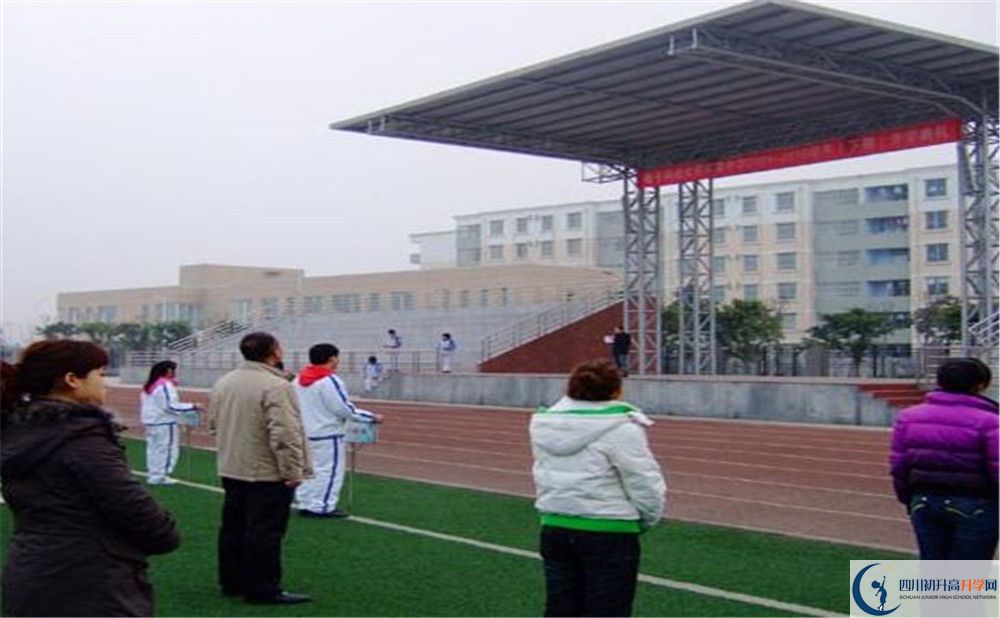 電子科技大學實驗中學在校學生總人數是多少？