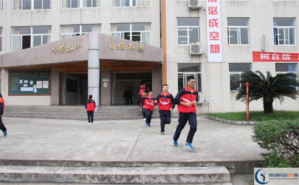 洛帶中學(xué)在校學(xué)生總?cè)藬?shù)是多少？