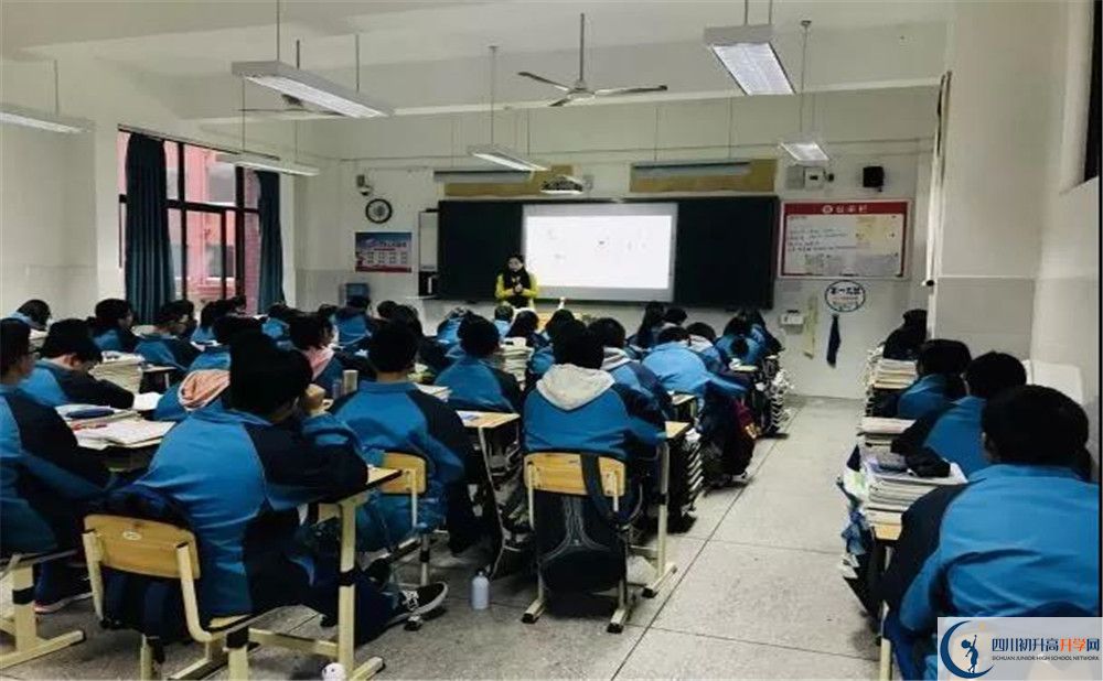 新都一中在校學生總?cè)藬?shù)是多少？