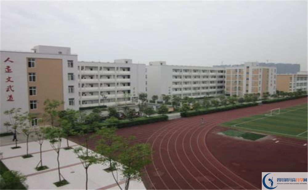郫縣一中在校學(xué)生總?cè)藬?shù)是多少？