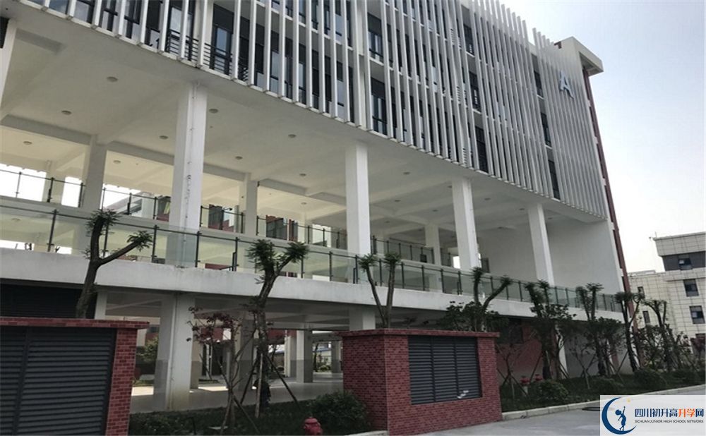 成都市北二外成都附中學(xué)費是多少錢？